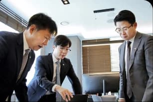 사건 자료를 검토하며 전략을 논의 중인 변호사들