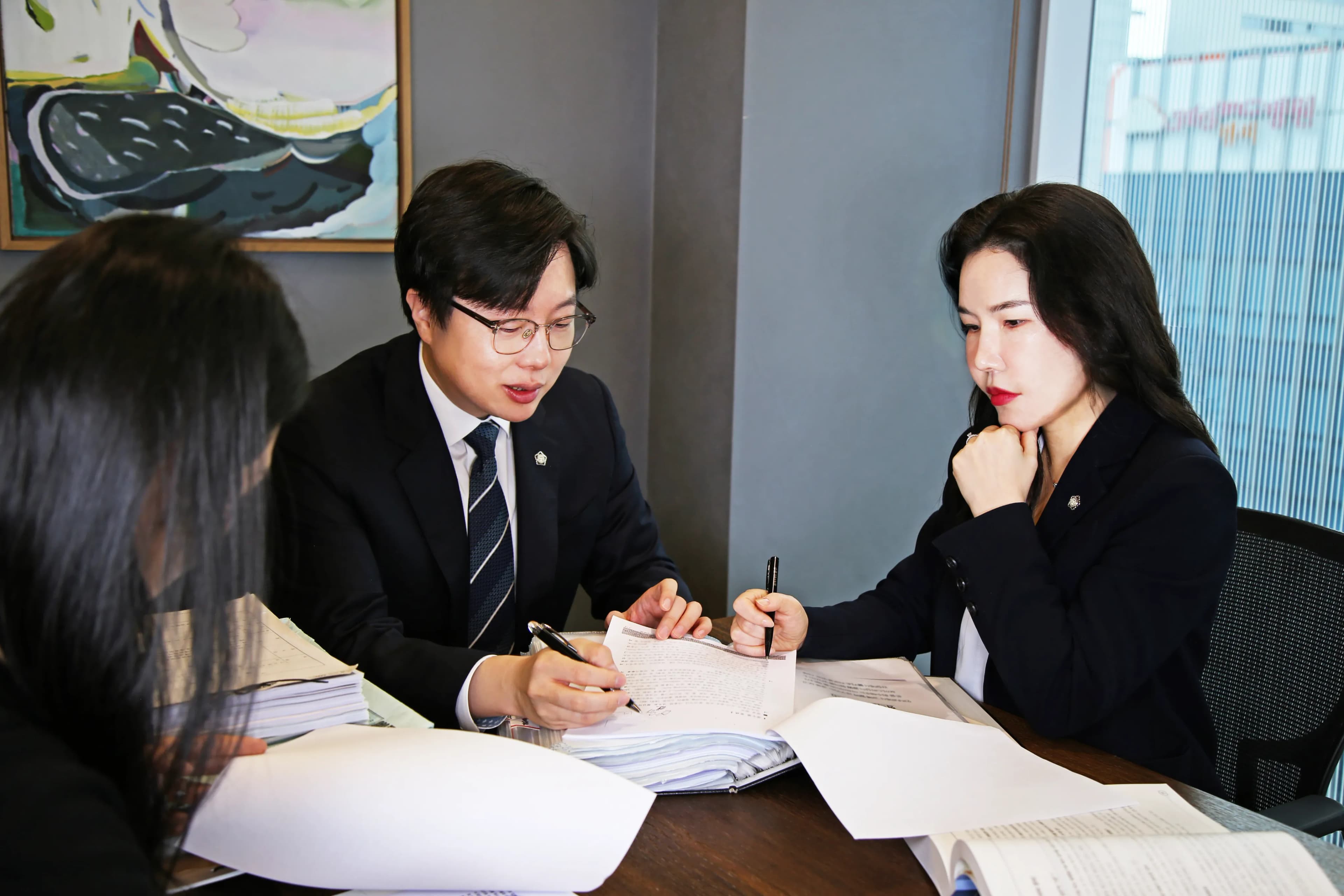 법률 서류를 검토하는 변호사 상담 장면